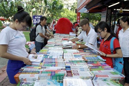 Khai mạc Ngày Sách Việt Nam lần thứ 3 hướng đến tôn vinh văn hóa đọc và thúc đẩy phong trào đọc sách. (Thời sự đêm 19/4/2016)